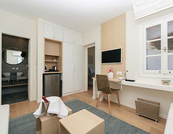 Salon spacieux de la suite classique