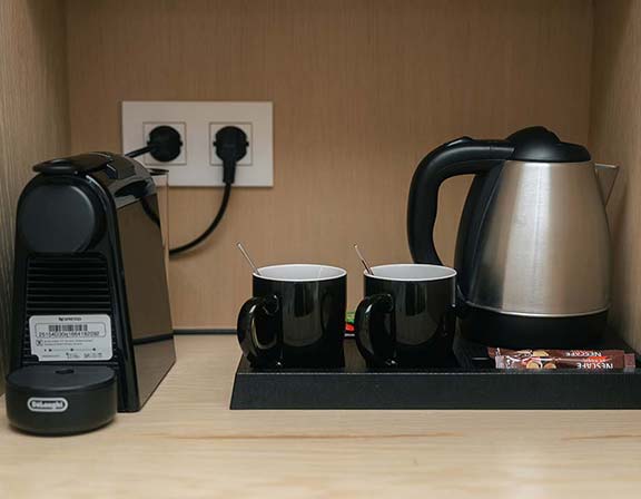 Machine à café et bouilloire dans la suite classique