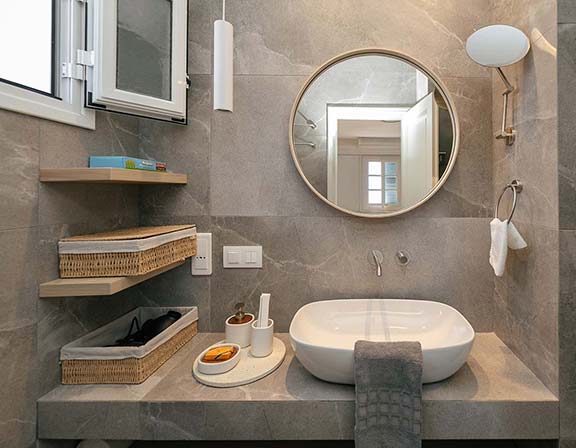 La salle de bains moderne de la suite classique
