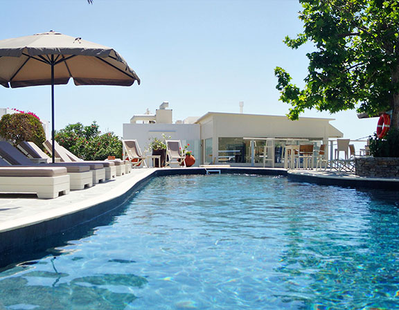 Le bar de la piscine de l'hôtel Petali village à Sifnos