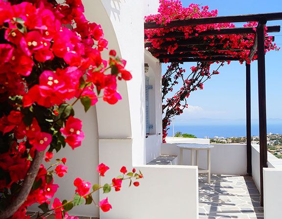 Véranda avec vue sur la mer à l'hôtel Petali à Sifnos
