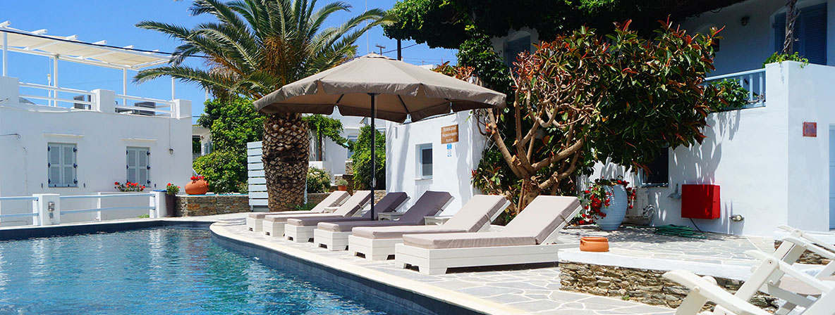 The pool and sunbeds of hotel Petali in Sifnos